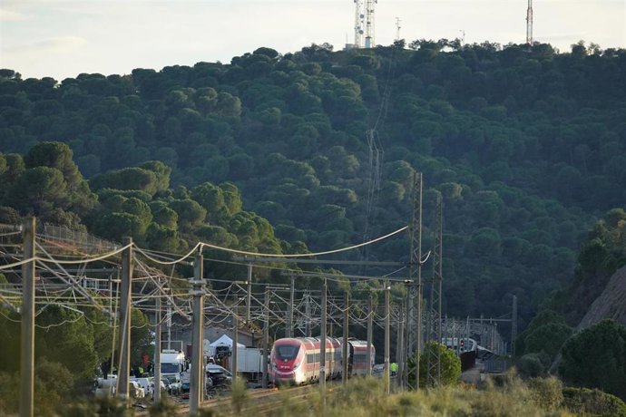 Imagen de la zona del accidente ferroviario con los convoyes de trenes siniestrados donde han comenzado los trabajos de recuperación de los mismos. A 19 de enero de 2026, en Adamuz, Córdoba (Andalucía, España)