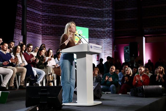 Archivo - La presidenta de la Junta de Extremadura en funciones y líder del PP regional, María Guardiola, en una imagen de archivo de un acto público de la precampañana electoral 