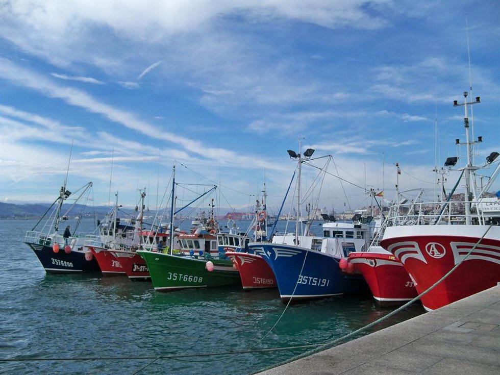 Archivo - Barcos pesqueros cántabros