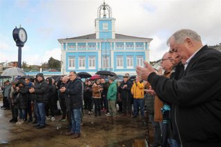 Varias persoas concéntranse durante a protesta da frota pesqueira de baixura, a 19 de xaneiro de 2026, en Celeiro, Lugo, Galicia (España). A frota de pesca de baixura comeza un paro indefinido para protestar contra a nova normativa europea que oblig