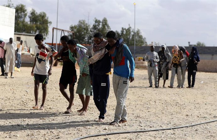 Archivo - Grupo de migrantes en Tripoli (Libia)