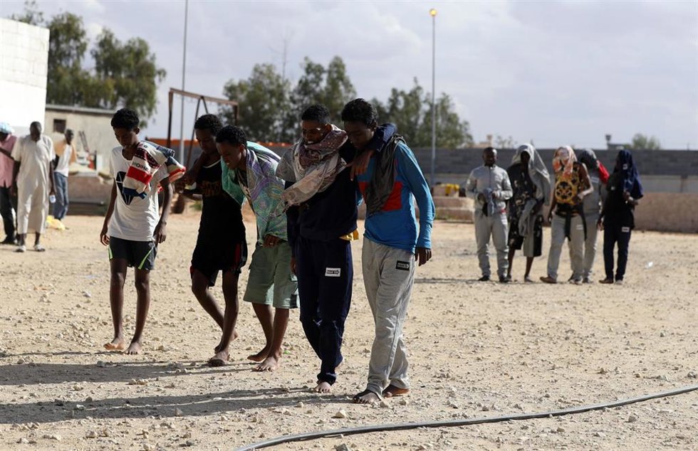 Archivo - Grupo de migrantes en Tripoli (Libia)