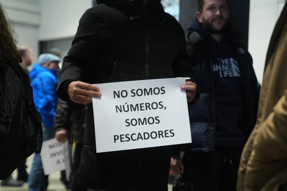 Varias personas se concentran durante la protesta de la flota pesquera de bajura, a 19 de enero de 2026, en Barcelona, Catalunya (España). 