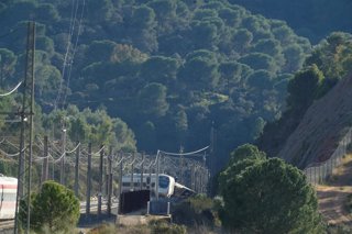 Imagen de la zona del accidente ferroviario con los convoyes de trenes siniestrados.