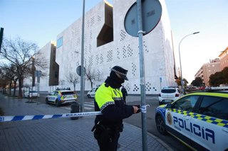 La Policía Local acordonando el entorno de la Ciudad de la Justicia de Córdoba, donde se ubica el Instituto de Medicina Legal, ante la llegada de los cuerpos de las víctimas del accidente ferroviario de Adamuz.