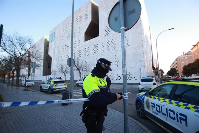 La Policía Local acordonando el entorno de la Ciudad de la Justicia de Córdoba, donde se ubica el Instituto de Medicina Legal, ante la llegada de los cuerpos de las víctimas del accidente ferroviario de Adamuz.