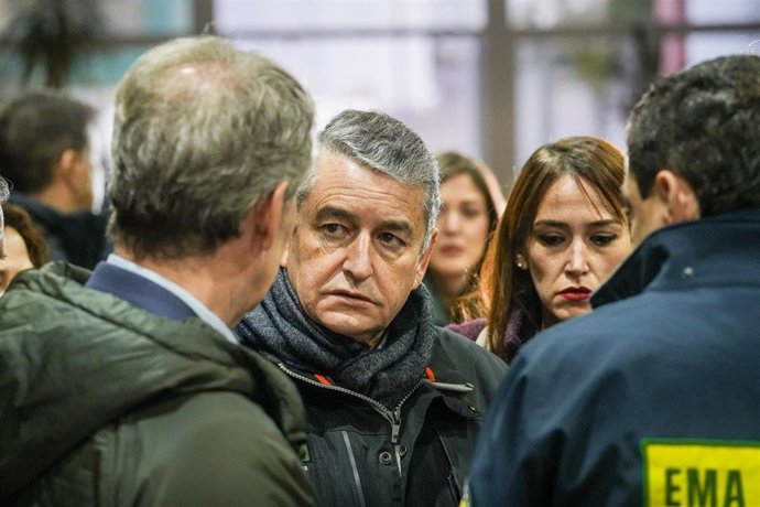 El consejero de Sanidad, Presidencia y Emergencias de la Junta de Andalucía, Antonio Sanz, en Adamuz (Córdoba). 