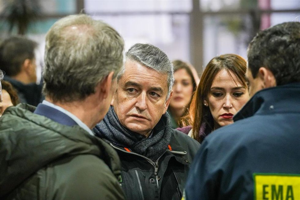 El consejero de Sanidad, Presidencia y Emergencias de la Junta de Andalucía, Antonio Sanz, en Adamuz (Córdoba). 