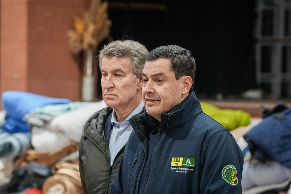 El presidente del PP, Alberto Núñez Feijóo (i), junto al presidente de la Junta de Andalucía, Juanma Moreno (d), en una comparecencia a los medios para informar sobre el accidente ferroviario en Adamuz. A 19 de enero de 2026 en Adamuz, Córdoba (Andalucí