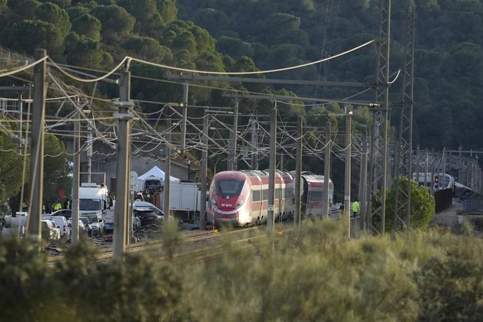 Imagen de la zona del accidente ferroviario con los convoyes de trenes siniestrados donde han comenzado los trabajos de recuperación de los mismos. A 19 de enero de 2026, en Adamuz, Córdoba (Andalucía, España). La cifra de fallecidos se ha elevado a 39, s
