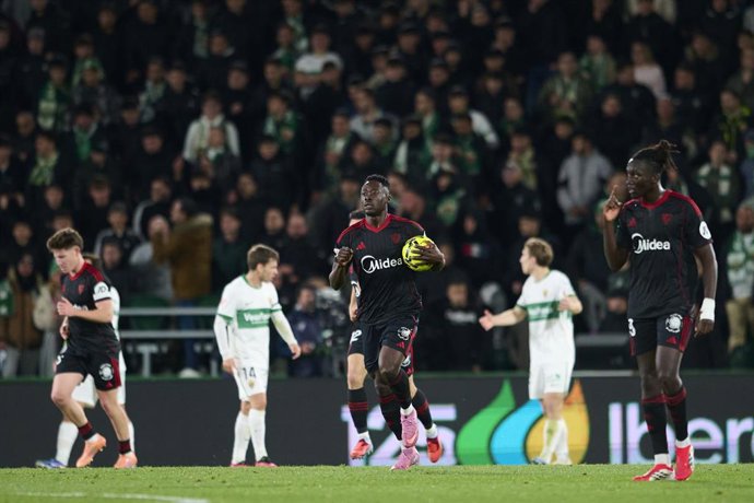 Akor Adams, do Sevilla FC, comemora após marcar o primeiro gol de sua equipe durante a partida de futebol da Liga Espanhola, LaLiga EA Sports, disputada entre Elche CF e Sevilla FC no Estádio Manuel Martinez Valero, em 19 de janeiro de 2026, em Elche, Ali
