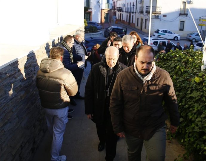 El obispo de Córdoba, Jesús Fernández, sigue al alcalde de Adamuz, Rafael Ángel Moreno, durante una visita a la localidad cordobesa con motivo del siniestro ferroviario ocurrido en la misma.