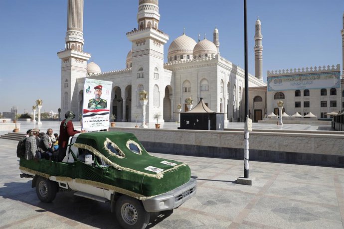 Archivo - January 16, 2024, Sanaa, Sanaa, Yemen: Houthis transport the coffins of the fighters killed in recent fighting against Saudi Arabia-backed Yemeni government forces, during their funeral in Yemen..The Houthis claimed responsibility for a missile 