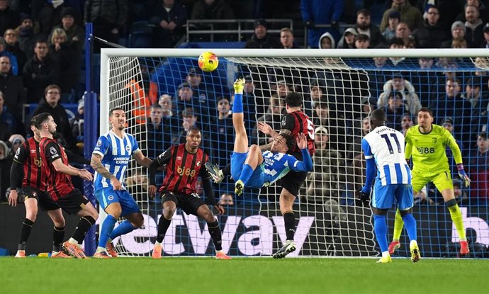 Charalampos Kostoulas anota el gol del empate en el Brighton-Bournemouth