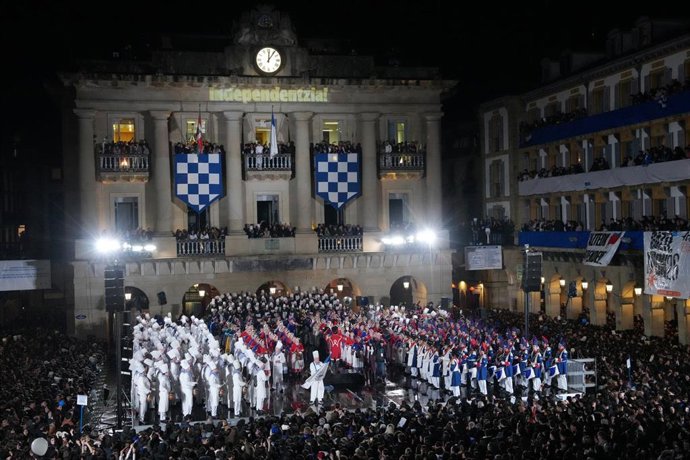 Izada de la bandera de San Sebastián en la plaza de la Constitución
