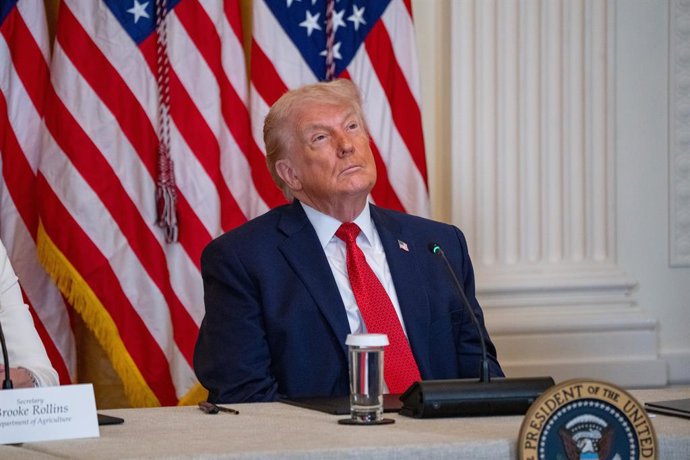 16 de janeiro de 2026, EUA, Washington: O presidente dos EUA, Donald Trump, participa de uma mesa redonda sobre investimentos em saúde rural na Sala Leste da Casa Branca. Foto: Andrew Leyden/ZUMA Press Wire/dpa