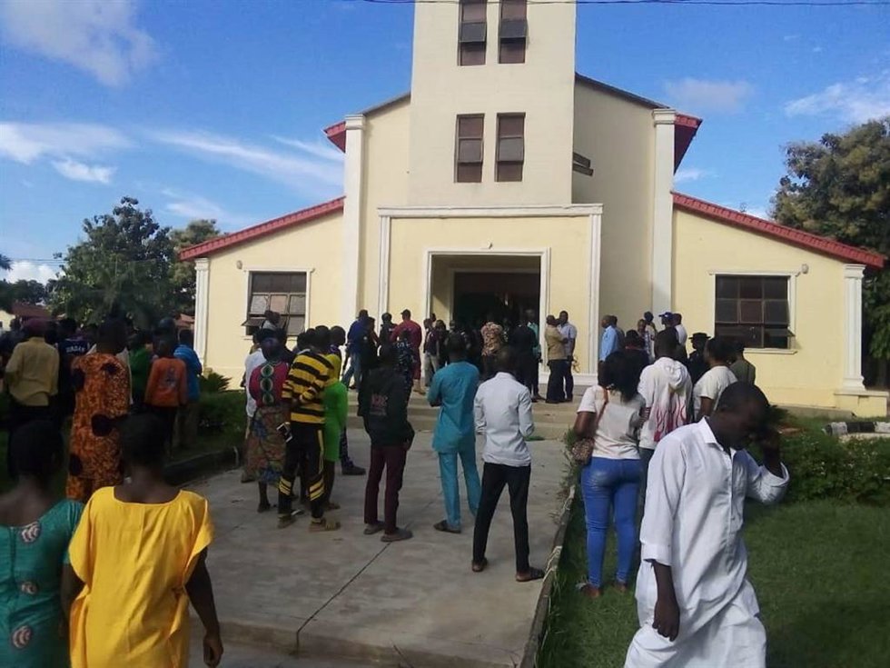 Archivo - Feligreses acuden a una iglesia atacada por hombres armados no identificados en Owo, en el estado nigeriano de Ondo, en el suroeste del país, en junio de 2022