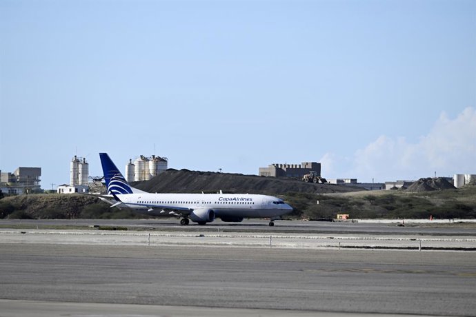 Archivo - CARACAS, Dec. 4, 2025  -- A Copa Airlines airplane taxis at Simon Bolivar International Airport in Maiquetia, Venezuela, Dec. 3, 2025. Panamanian carrier Copa Airlines has suspended Thursday and Friday flights to and from Venezuela's capital Car