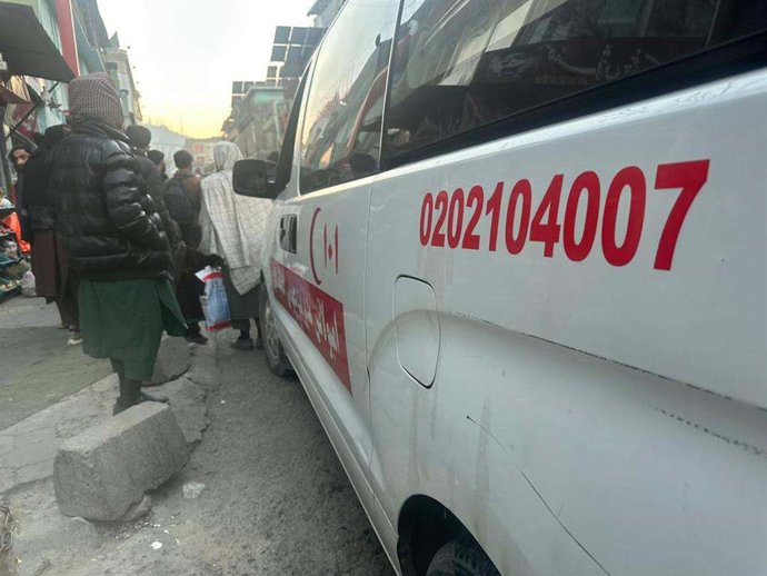 Una ambulancia en las inmediaciones de un local objeto de una explosión en Kabul, Afganistán