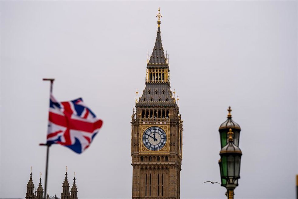 Archivo - La bandera de Reino Unido al lado del Big Ben, en Londres