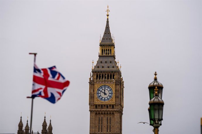 Archivo - December 17, 2025, London, United Kingdom: The Union Jack flag next to the Elizabeth clock tower commonly called Big Ben on December 17, 2025 in London, United Kingdom.