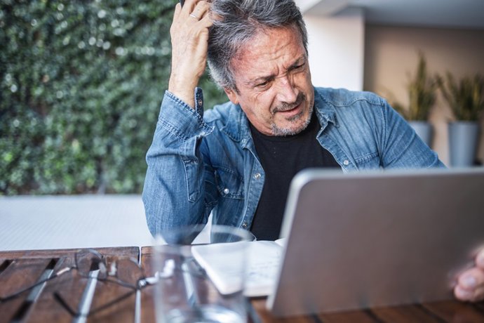 Archivo - Hombre adaptándose a las nuevas tecnologías