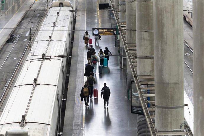 Archivo - Viajeros en la Estación de Atocha 