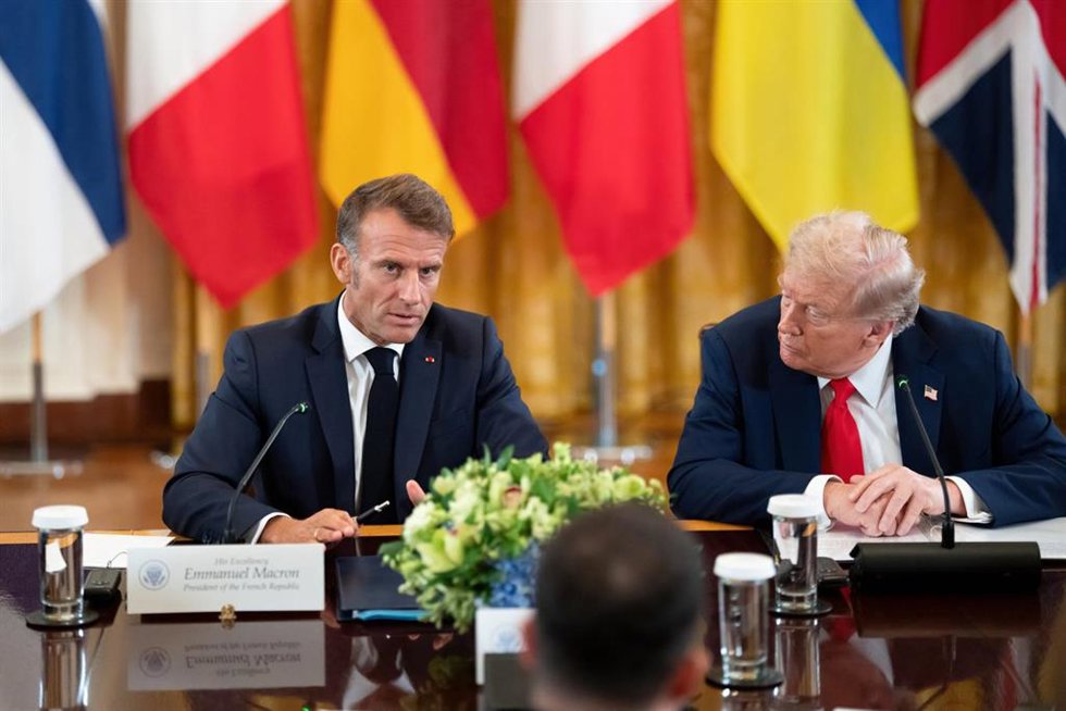 Archivo - El presidente de Estados Unidos, Donald Trump (derecha), escucha a su homólogo de Francia, Emmanuel Macron (izquierda), durante una reunión celebrada en agosto de 2025 en Washington sobre la guerra en Ucrania (archivo)