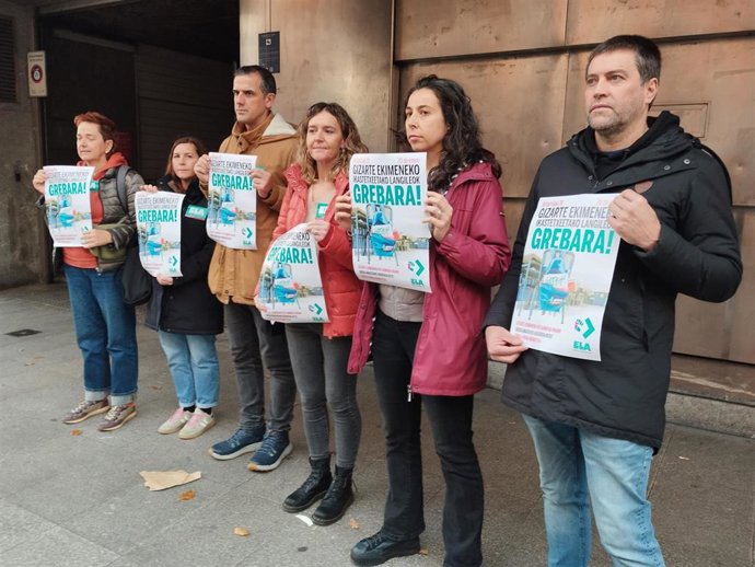 Representante de ELA Enseñanza en el registro de la huelga del 20 de enero en los centros de iniciativa social de Euskadi.