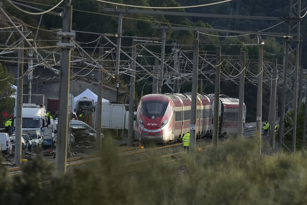 Imagen de la zona del accidente ferroviario con los convoyes de trenes siniestrados donde han comenzado los trabajos de recuperación de los mismos. A 19 de enero de 2026, en Adamuz, Córdoba (Andalucía, España).