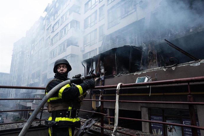 Archivo - Un bombero trabaja para extinguir un incendio tras un ataque con drones lanzado por Rusia contra la capital de Ucrania, Kiev (archivo)