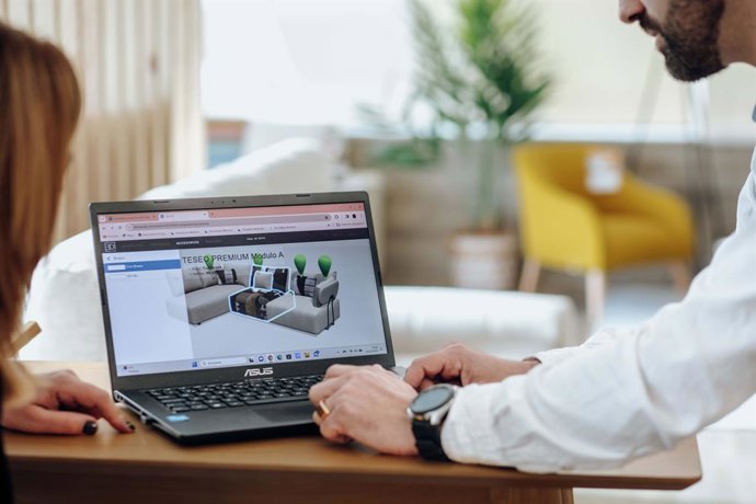 Asesores diseñando un sofá a medida en una de nuestras tiendas