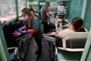 Malagueños donando sangre en previsión de las necesidades surgidas tras el grave accidente ferroviario de Adamuz, en la provincia de Córdoba. A 19 de enero de 2026, en Málaga (Andalucía, Córdoba). 