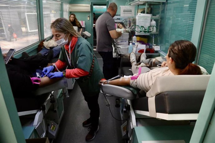 Malagueños donando sangre en previsión de las necesidades surgidas tras el grave accidente ferroviario de Adamuz, en la provincia de Córdoba. A 19 de enero de 2026, en Málaga (Andalucía, Córdoba). 