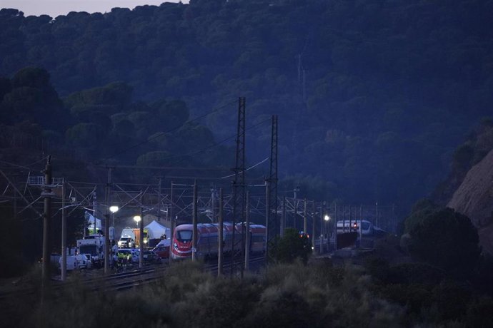 Zona del accidente ferroviario con los convoyes de trenes siniestrados donde continúan los trabajos de recuperación de los mismos, a primera hora de este martes. A 20 de enero de 2026, en Adamuz (Córdoba, Andalucía, España).
