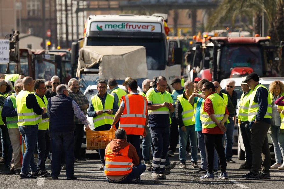 Archivo - Imagen de una de las tractoradas convocadas por las organizaciones Asaja, UPA y COAG en defensa del sector agrícola en la Región. (Imagen de archivo)