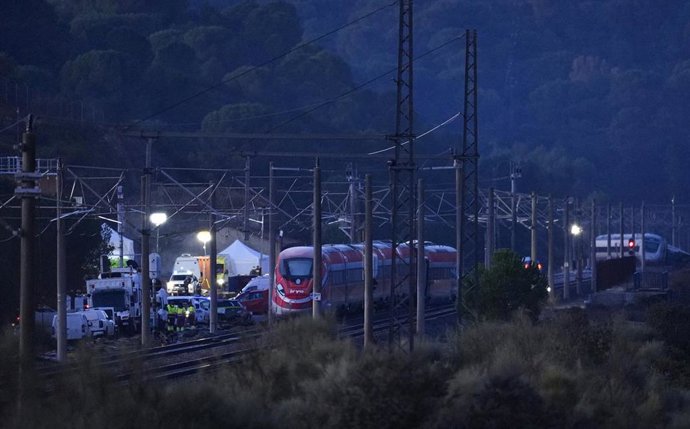 Zona del accidente ferroviario con los convoyes de trenes siniestrados donde continúan los trabajos de recuperación de los mismos. A 20 de enero de 2026, en Adamuz (Córdoba, Andalucía, España).