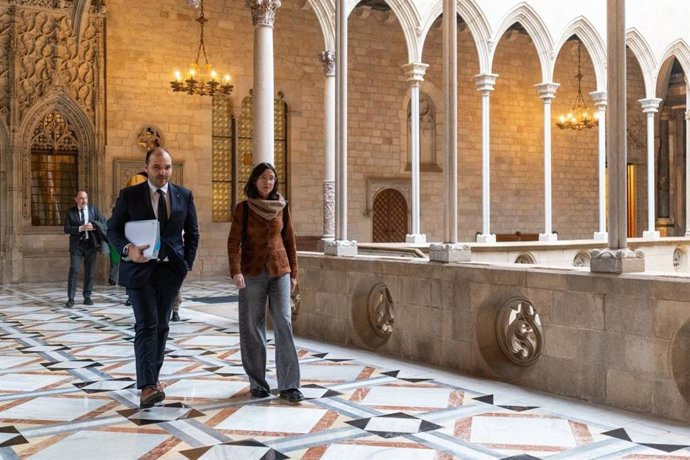 El conseller de Presidencia de la Generalitat, Albert Dalmau, con la consellera de Interior, Nuria Parlón
