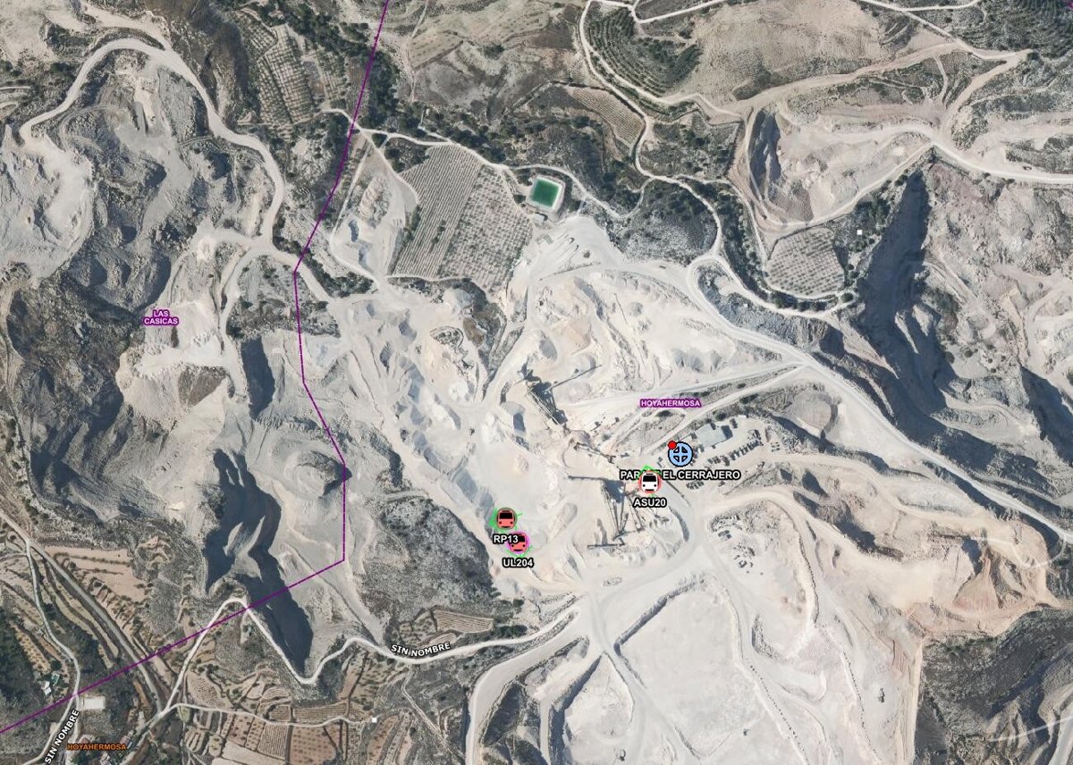 Un hombre herido grave tras volcar el camión bañera que conducía en el paraje del Cerrajero (Fortuna)