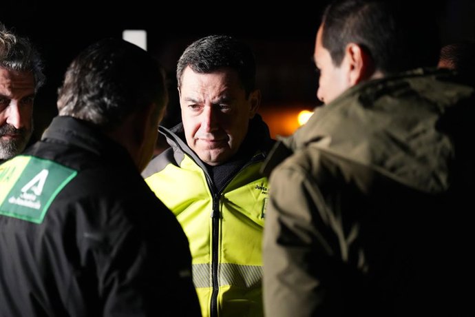 El president de la Junta d'Andalusia atén als mitjans de comunicació després de visitar als equips emergències en el Poliesportiu d'Adamuz , a 19 de gener del 2026 en Adamuz (Còrdova, Espanya). 