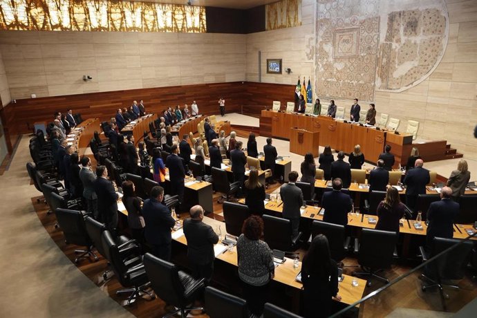 Minuto de silencio por las víctimas del accidente ferroviario de Ademuz al inicio de la sesión de constitución de la Asamblea de Extremadura