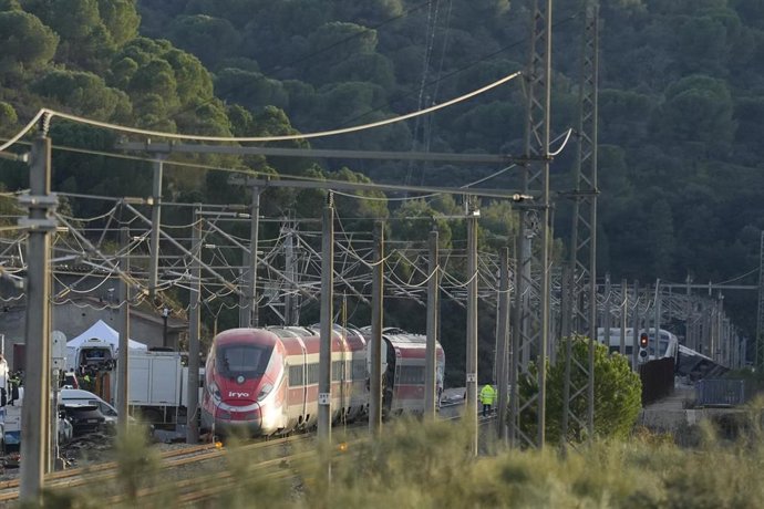 Imagen de la zona del accidente ferroviario con los convoyes de trenes siniestrados donde han comenzado los trabajos de recuperación de los mismos.