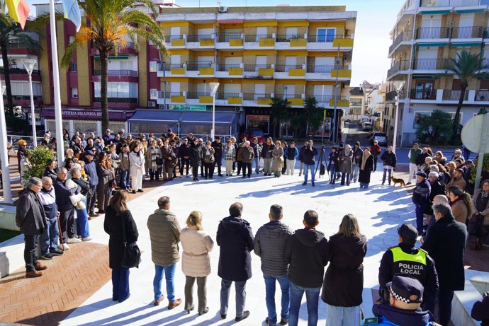 Minuto de silencio en Punta Umbría (Huelva) este lunes por los fallecidos en el accidente de tren de Adamuz (Córdoba).