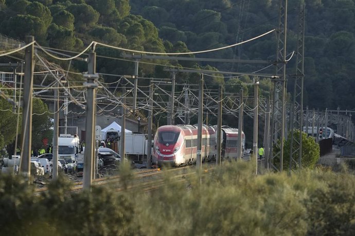 Imatge de la zona de l'accident ferroviari amb els combois de trens sinistrats on han començat els treballs de recuperació dels mateixos. A 19 de gener del 2026, a Adamuz, Còrdova (Andalusia, Espanya). 