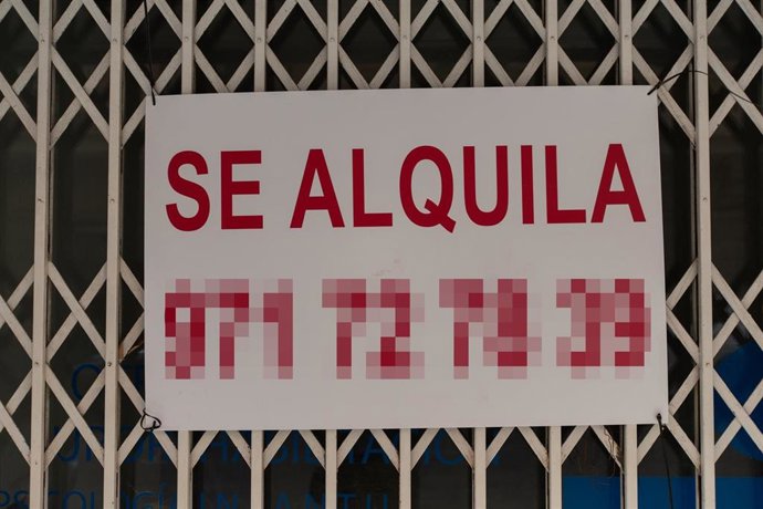 Archivo - Un cartel de alquiler