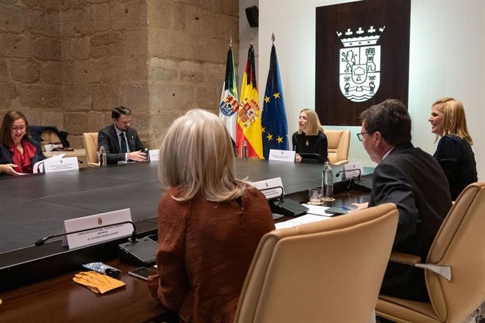 La presidenta de la Junta en funciones, María Guardiola, y sus consejeros, en el Consejo de Gobierno celebrado este martes.
