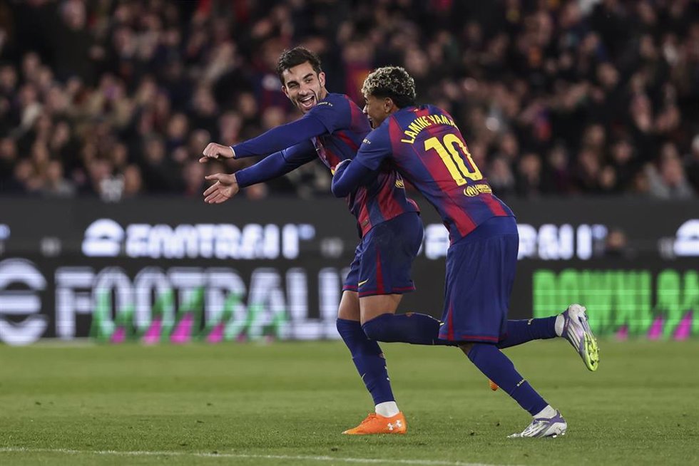 Archivo - Los delanteros del FC Barcelona Ferran Torres y Lamine Yamal celebran un gol ante el Athletic Club en el Spotify Camp Nou.