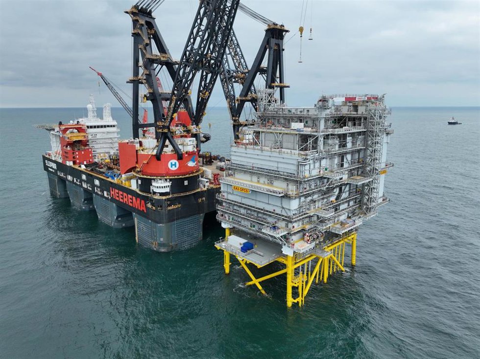 Archivo - Iberdrola instala la estación convertidora de su 'megaparque' eólico marino 'East Anglia 3'