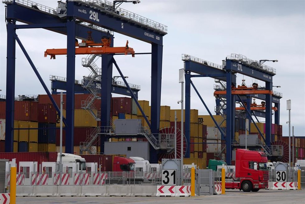 Archivo - Camiones con contenedores en el Puerto de Barcelona.