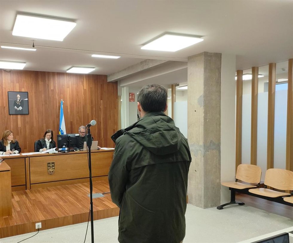 El exconcejal socialista de Baiona (Pontevedra), Óscar Martínez, condenado a 9 años de inhabilitación tras admitir un delito de prevaricación en la contratación de unas obras.